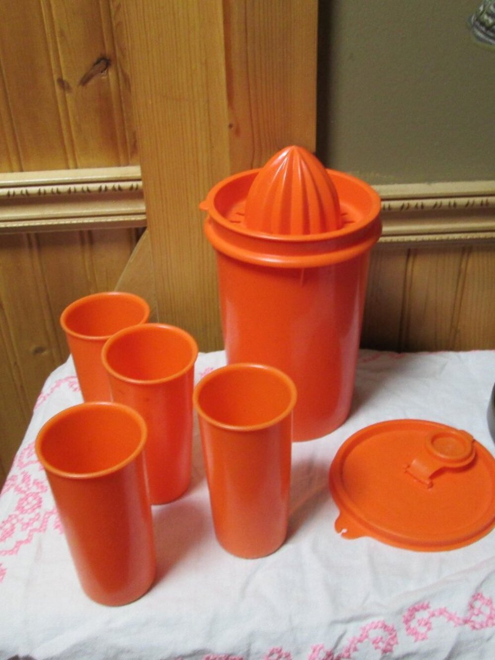 Vtg TUpperware Juicer set 4 cups Reamer pitcher with lid 70s orange